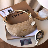 شنطة نسائية من ماركة كوتش COACH